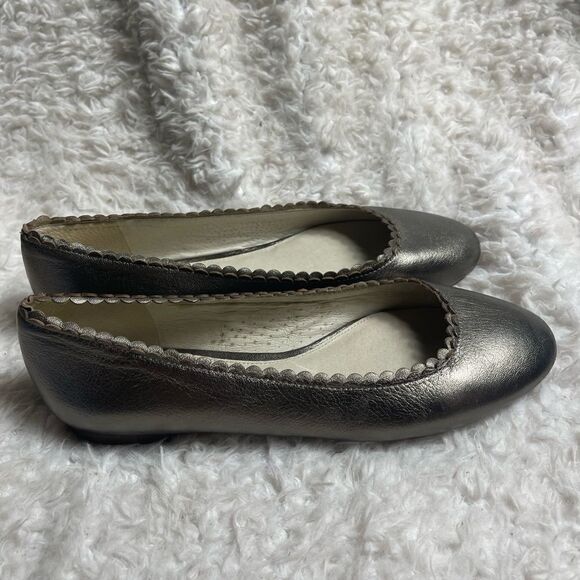 Louise Et Cie Caynlee  synthetic leather Pewter GoldScalloped Edges Flats SZ11M - Picture 1 of 7